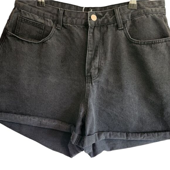 SHEIN Black Cuffed Mom Shorts Size 0X - Picture 1 of 3